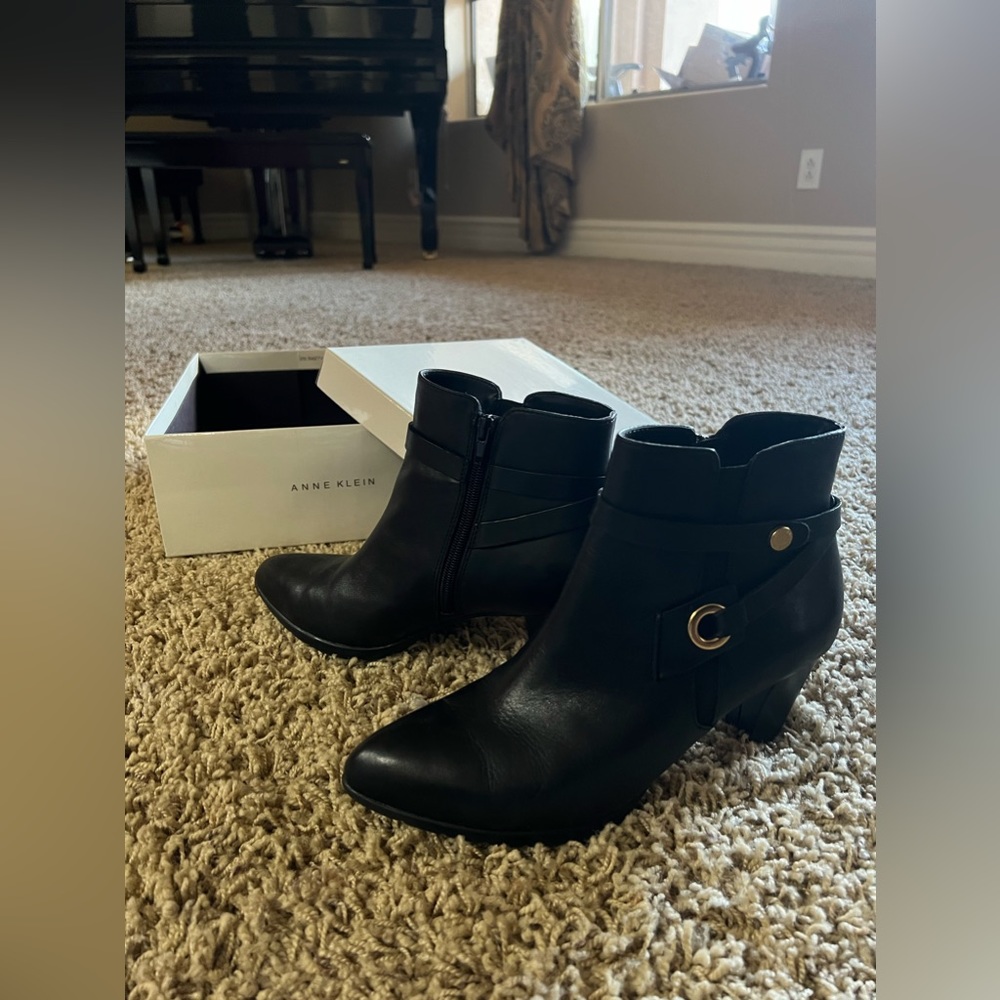 Anne Klein ankle boots in black calf skin leather